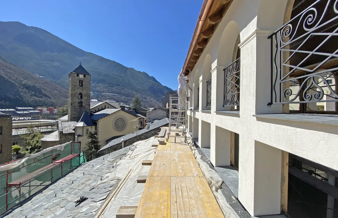 Perspectiva de la llanterna, ja acabada: s’hi ha conservat tant el llosat original com els ferros forjats de les obertures.