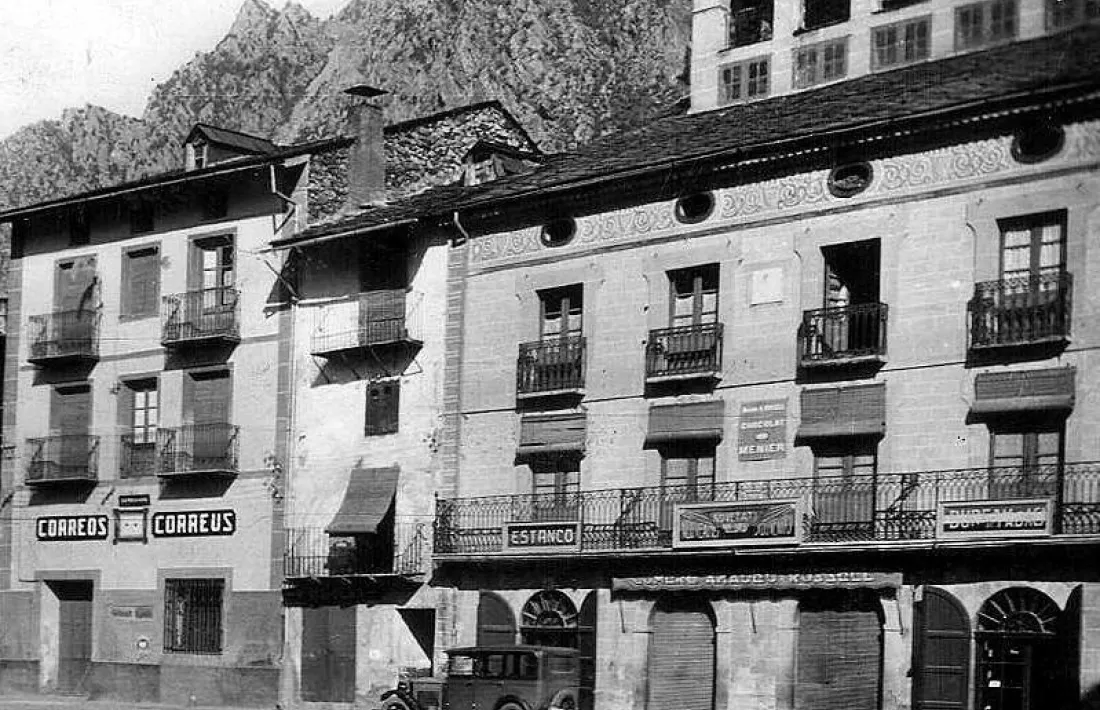 Anys 20: els arcs de la planta baixa encara no havien sigut substituïts per portes rectangulars.