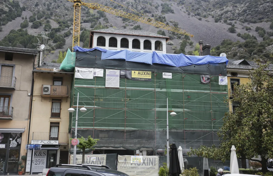 Fa quinze dies que es va retirar la lona de la llanterna, l’element més característic d’un edifici en mols aspectes singular.