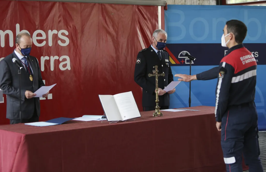 Un moment de l’acte de jurament dels nous efectius de la 34a promoció del Cos de bombers.