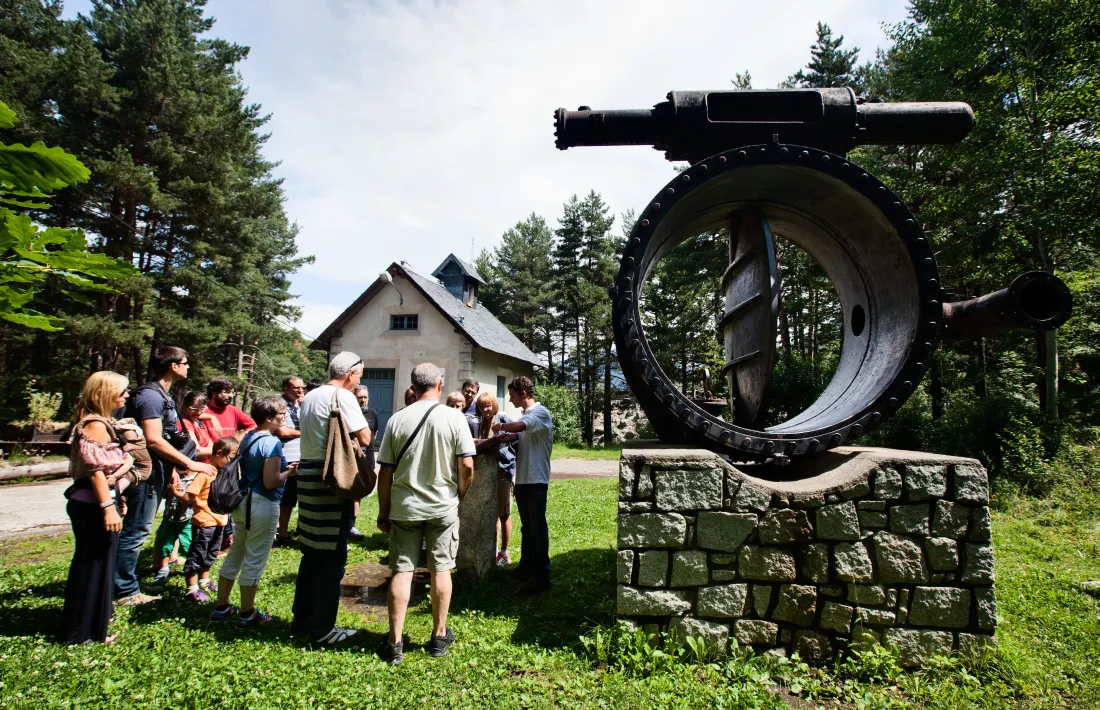 Visitants al Camí hidroelèctric d'Engolasters.