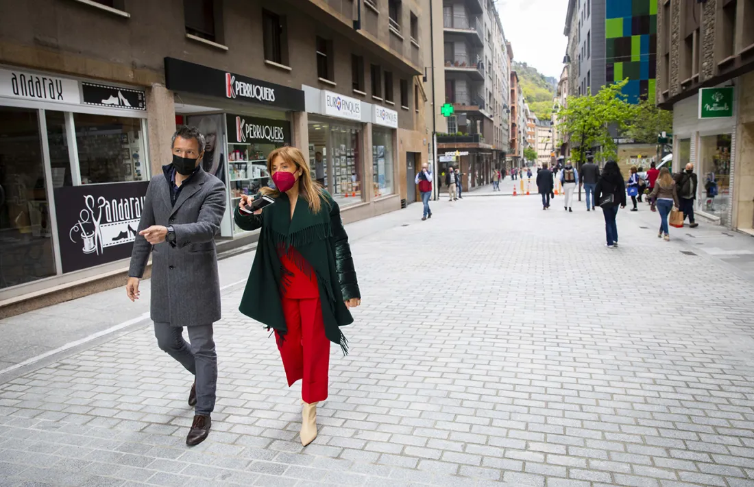 Els cònsols major i menor d'Andorra la Vella, Conxita Marsol i David Astrié, en la visita a les obres.