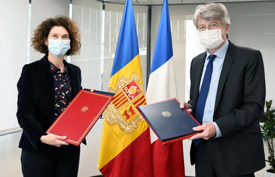 Maria Ubach i l’ambaixador de França a Andorra, Jean-Claude Tribolet, han signat avui l'acord.