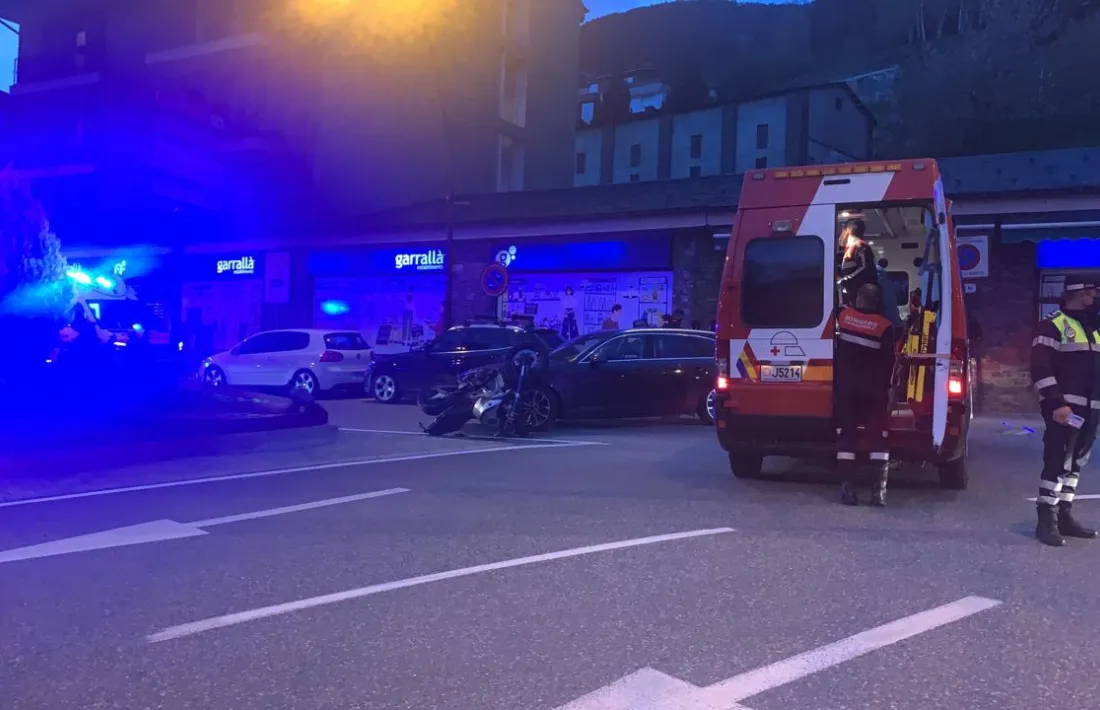 L'ambulància s'endú la ferida.