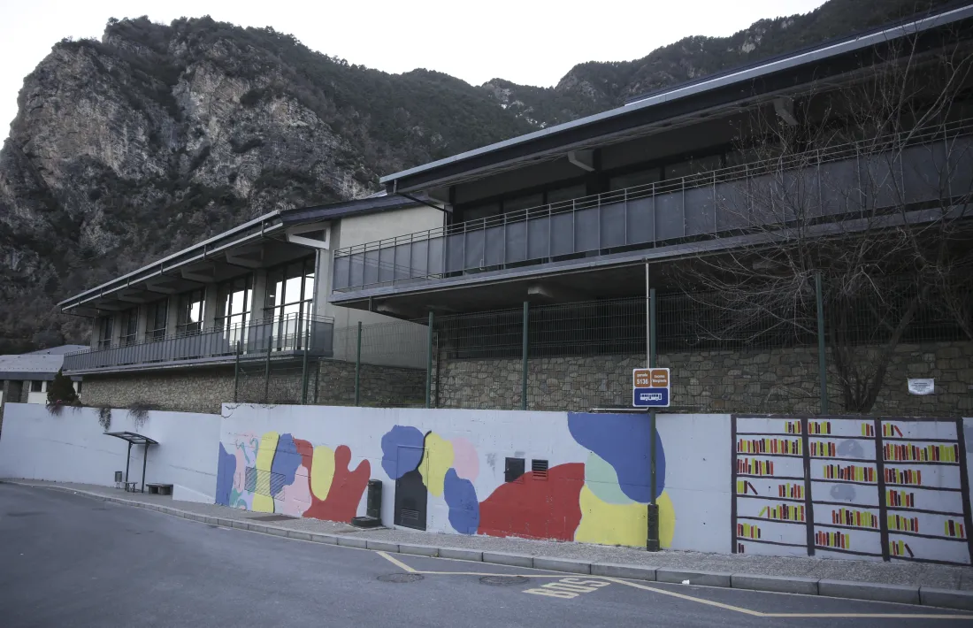 La parada Escoles de la Margineda que actualment no s’utilitza.