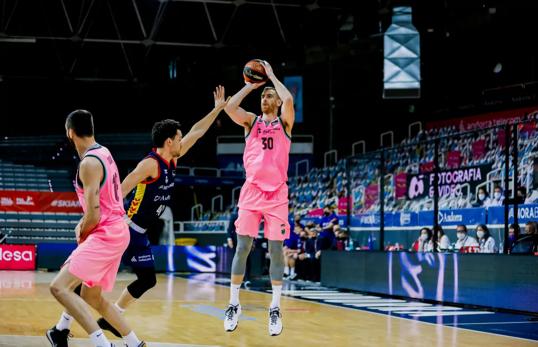 Albert Pons, el dia del seu debut a l’ACB, puntejant un llançament de l’aler valencià del Barça, Víctor Claver. Foto: ACB Photo / Martín Imatge