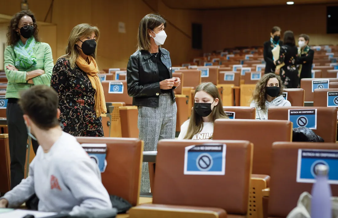 La ministra d'Educació i Ensenyament Superior, Ester Vilarrubla, i la cònsol major d'Andorra la Vella, Conxita Marsol, amb els estudiants.