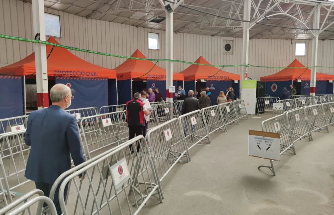 Persones fent cua per vacunar-se a l'antiga plaça de Braus.