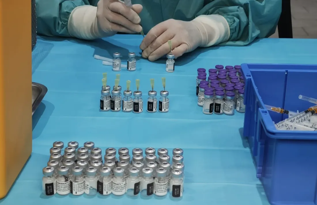 Vials amb la vacuna de Pfizer abans de ser administrades.