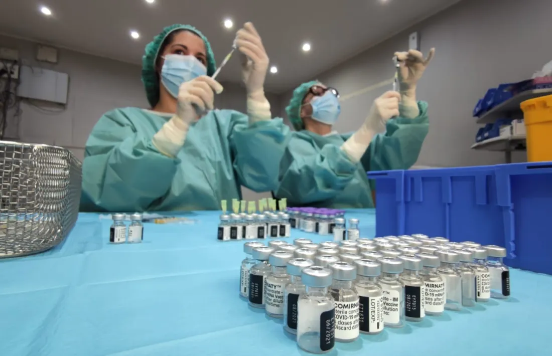 Preparació de les vacunes de Pfizer per poder-les administrar.