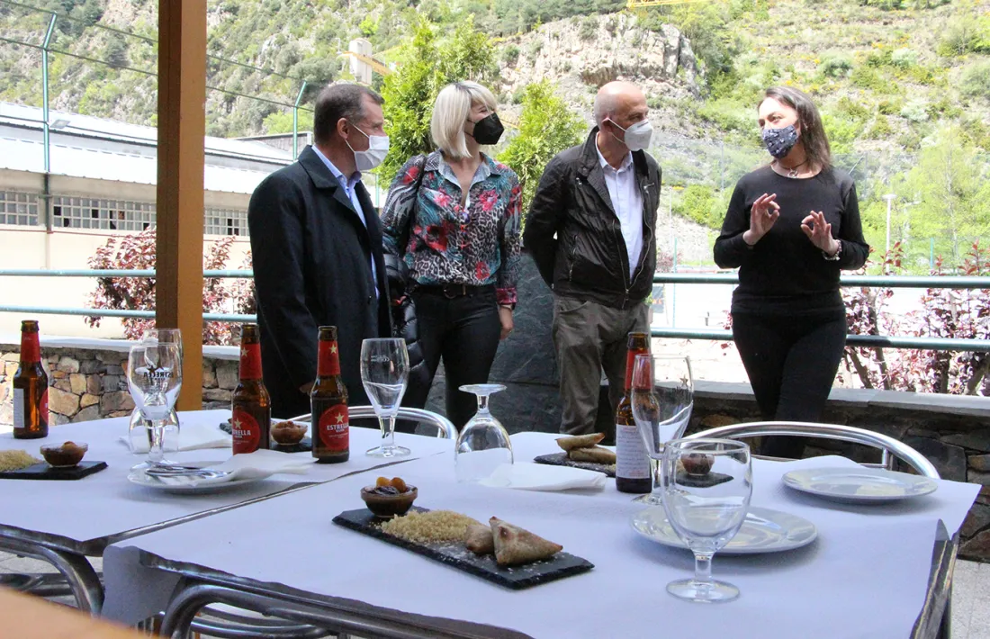 Majoral i alguns dels consellers del comú en un dels establiments de la Ruta de la tapa.