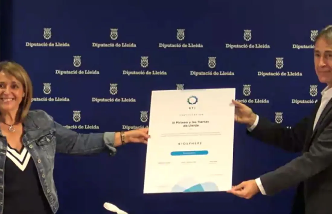 Rosa Pujol i Juli Alegre mostren la certificació.