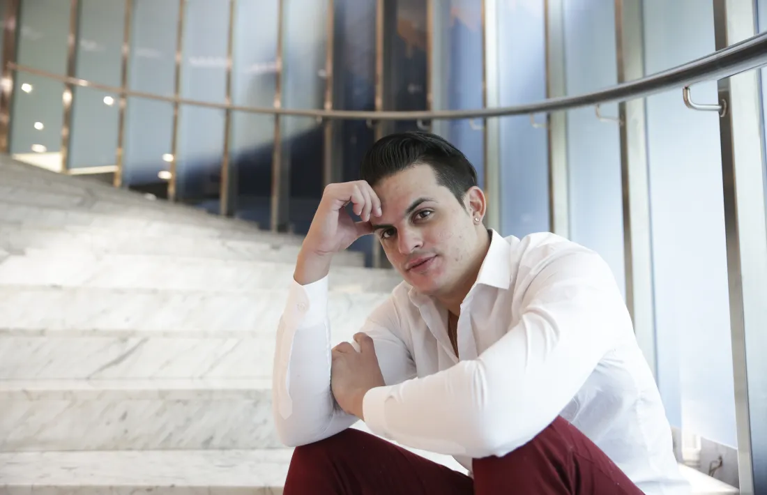 El tenor cubà Andrés Sánchez Joglar, en un recés de l'assaig de dimecres al Centre de Congressos lauredià.