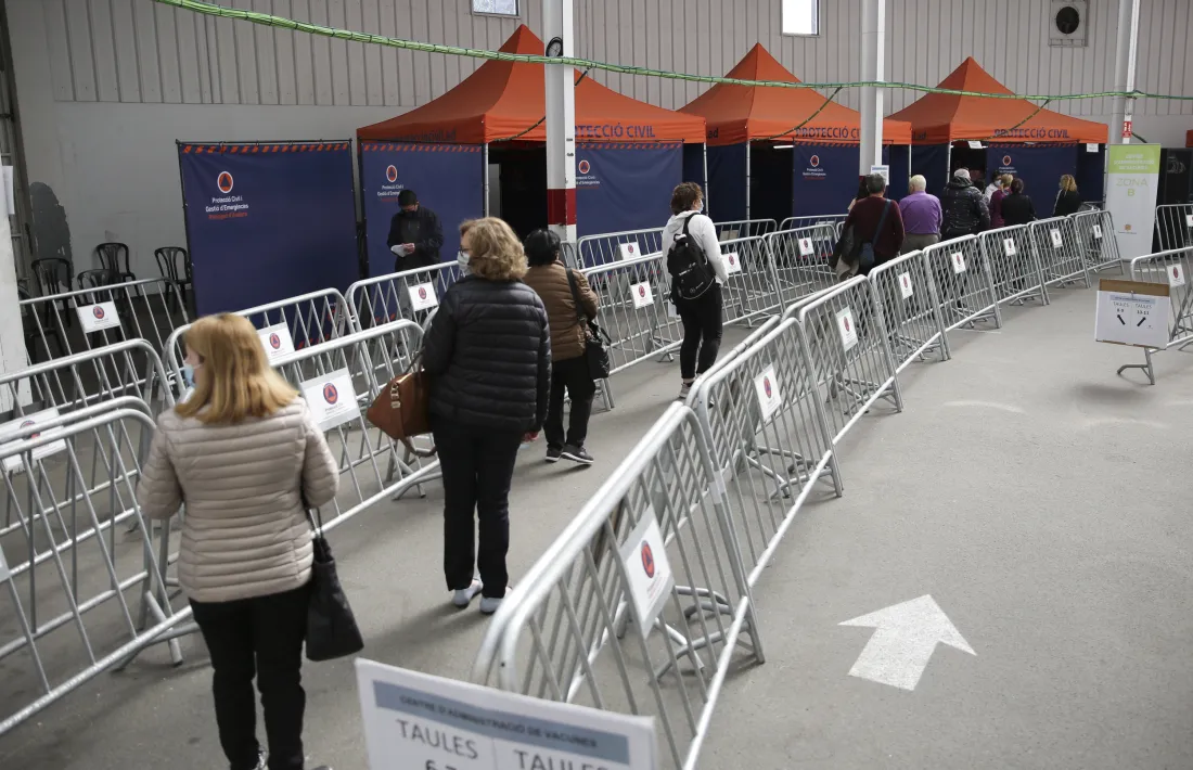 Ciutadans fent cua en la primera jornada de vacunació amb les noves dosis de Pfizer.