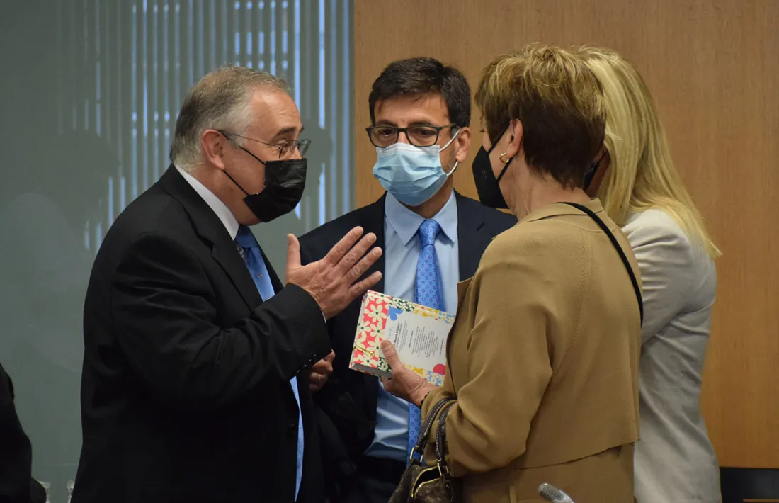 Albert Font i Jordi Cinca conversen amb els consellers abans de la comissió.