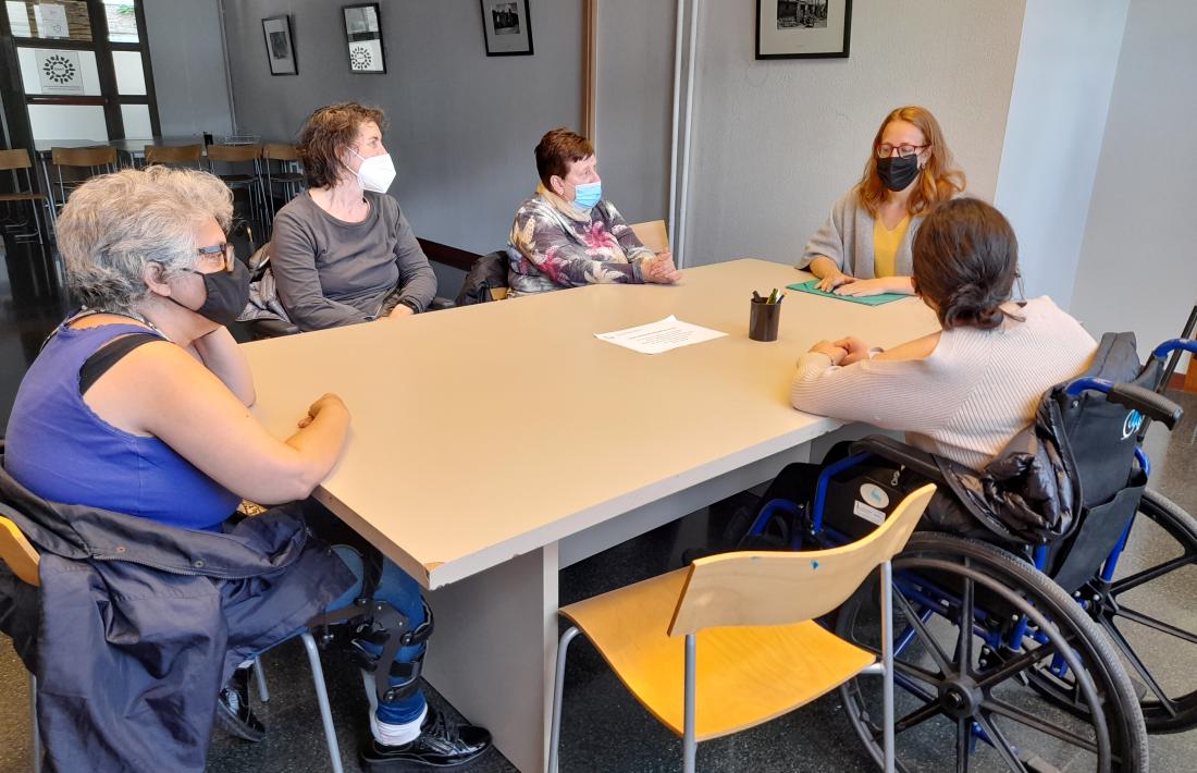 Un moment del taller d’estimulació cognitiva que té lloc cada dimecres.