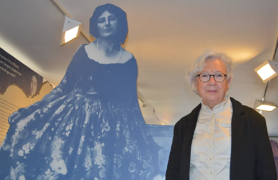 Carme Oriol, comissària de l'Any Palmira Jaquetti, a l'exposició a la Seu. 