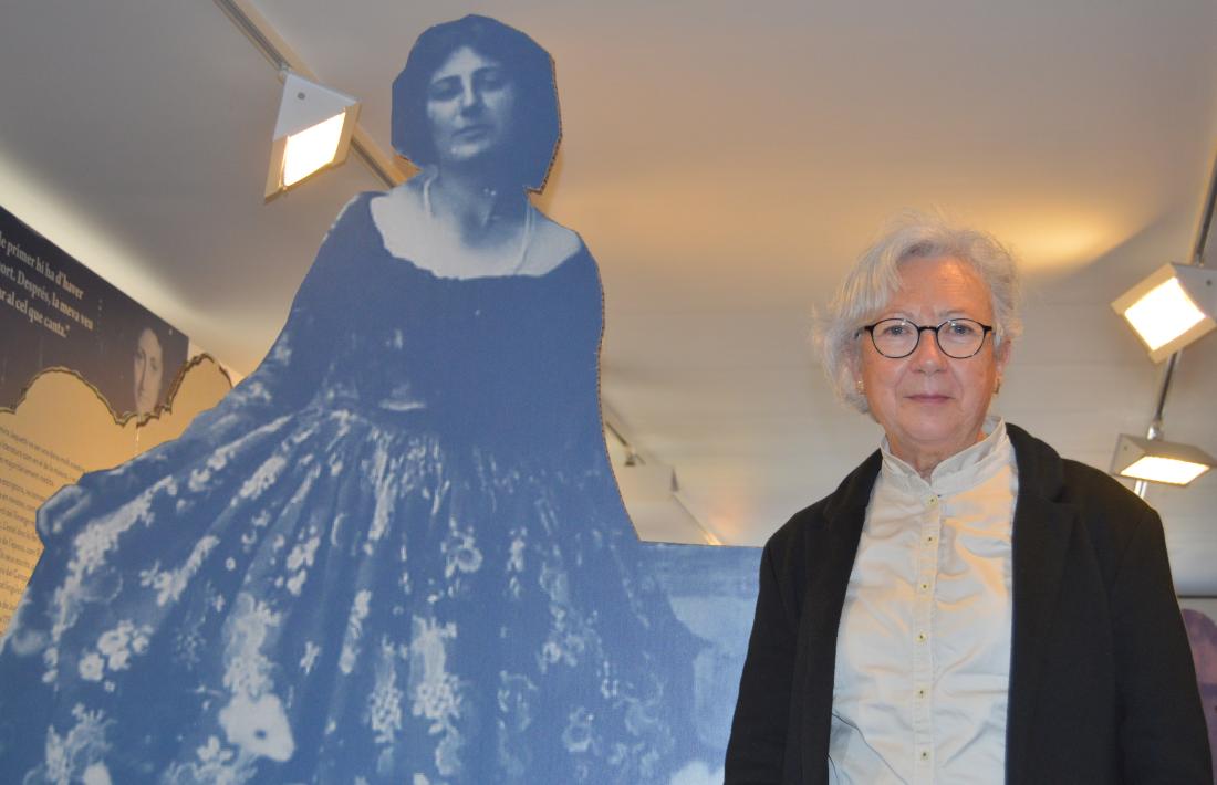 Carme Oriol, comissària de l'Any Palmira Jaquetti, a l'exposició a la Seu. 
