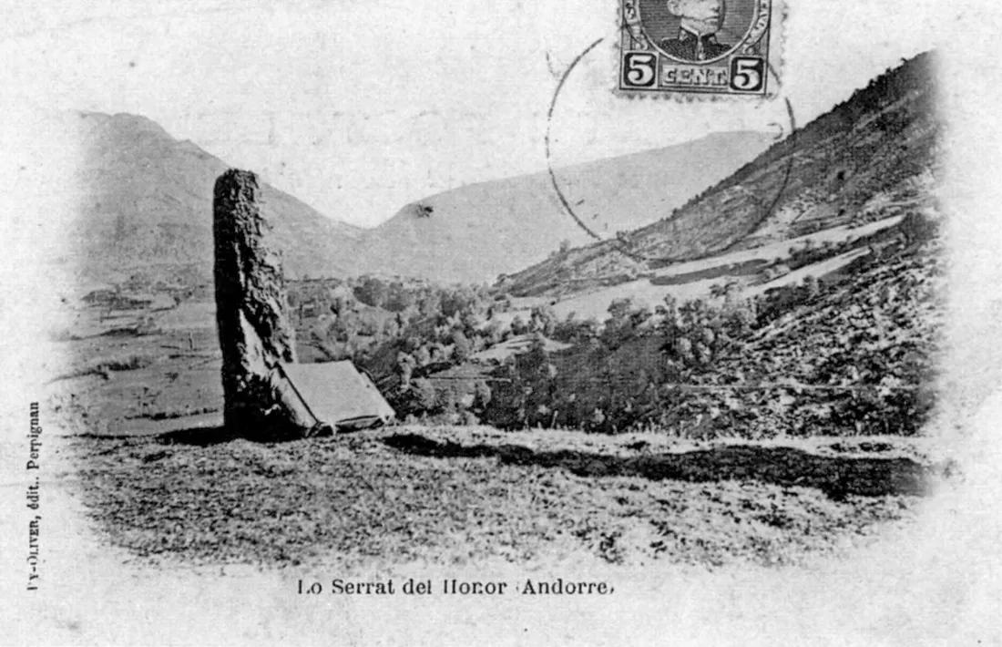 El menhir de la Serra de l’Honor segons una postal de Py Oliver del 1900. Existeix un gravat de Sadoux, també del XIX, amb el de Fra Miquel.