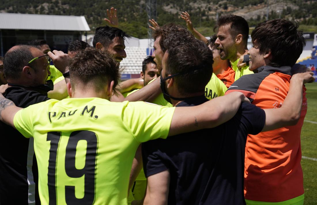 Els jugadors de l’FC Andorra i el cos tècnic van celebrar ahir a El Collao la classificació per disputar el ‘play-off’ d’ascens. Foto: FC Andorra