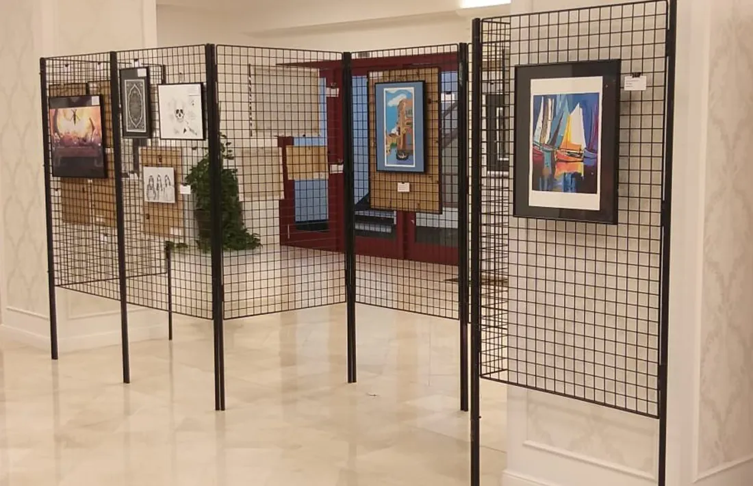 L'exposició del 9è Concurs d'Arts Plàstiques a l'antic Hotel Rosaleda.