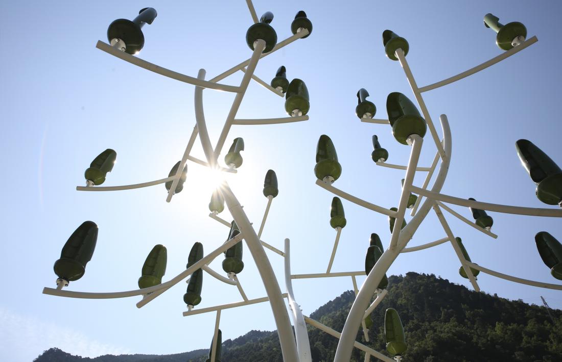 L’arbre del vent que hi ha instal·lat a l’avinguda d’Enclar de Santa Coloma.