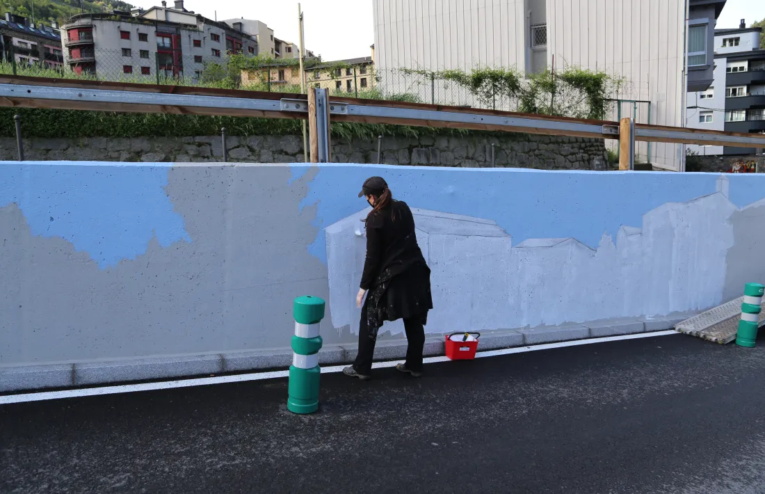 El mural que està pintant Samantha Bosque.