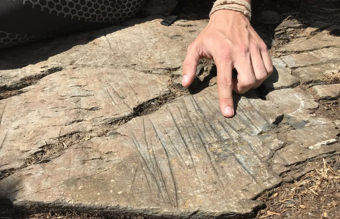 Gerard Remolins inspecciona uns gravats navifomes emparentats amb els del Roc de les Bruixes.