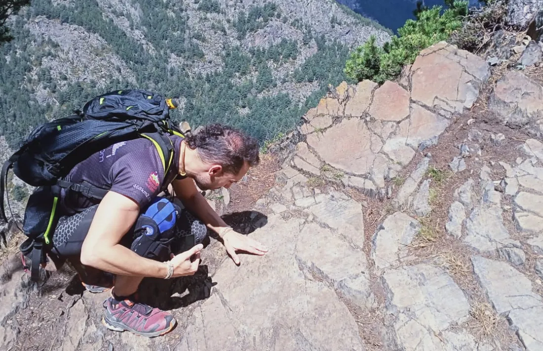 L'aflorament és una capa de pedra fragmentada però que constitueix un sol conjunt.
