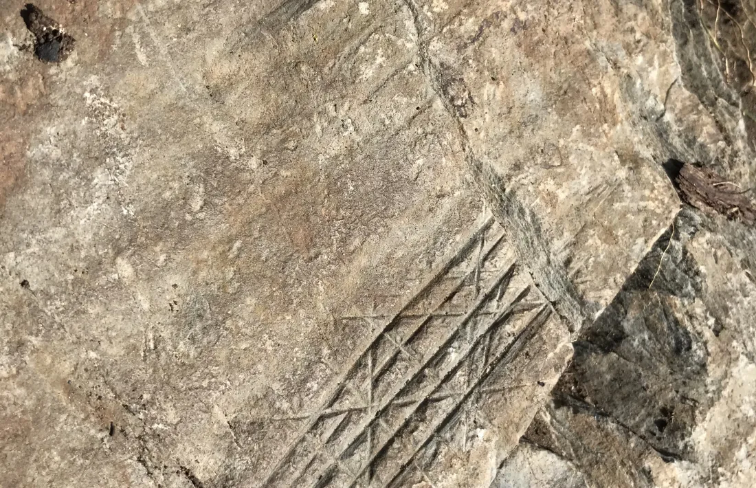 Retícula formada per dos quadrats enreixats i marcats amb creu.