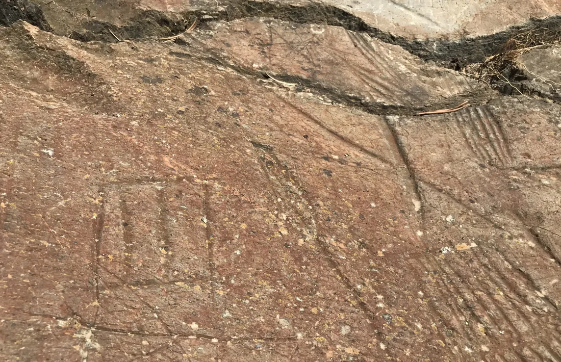 Gravat simple, un rectangle travessat per dos barrots.