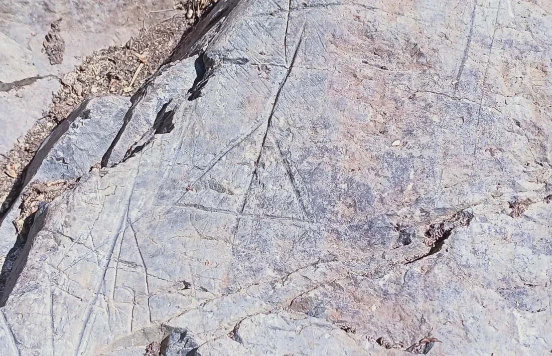 Formes geomètriques que podrien evocar esquemàticament una figura antropomorfa.