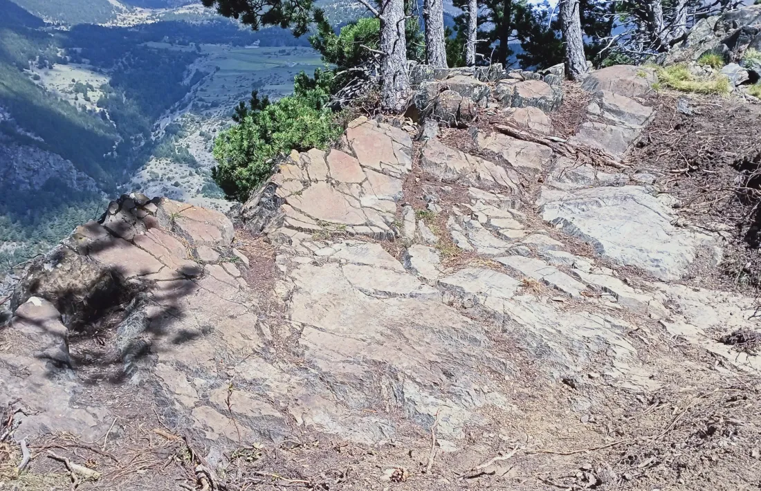 Perspectiva general del jaciment, amb Racons al fons.