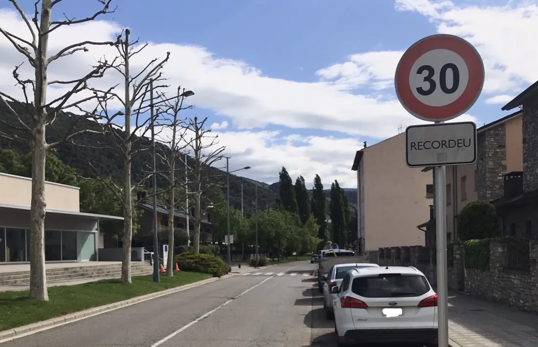 Senyal amb els nous límits de velocitat. 