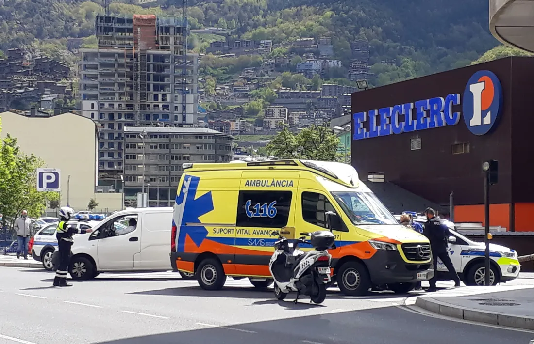 Policia i SUM al lloc de la intervenció.