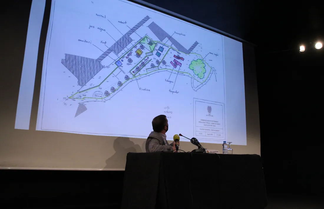 El cònsol major de Sant Julià de Lòria, Josep Majoral, amb el plànol de la nova instal·lació.