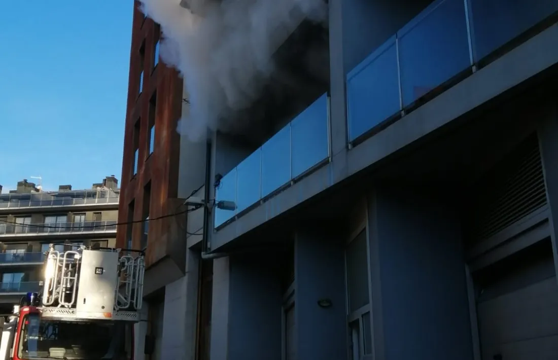 Imatge de l'incendi que es va originar en un dels pisos ocupats il·legalment. 