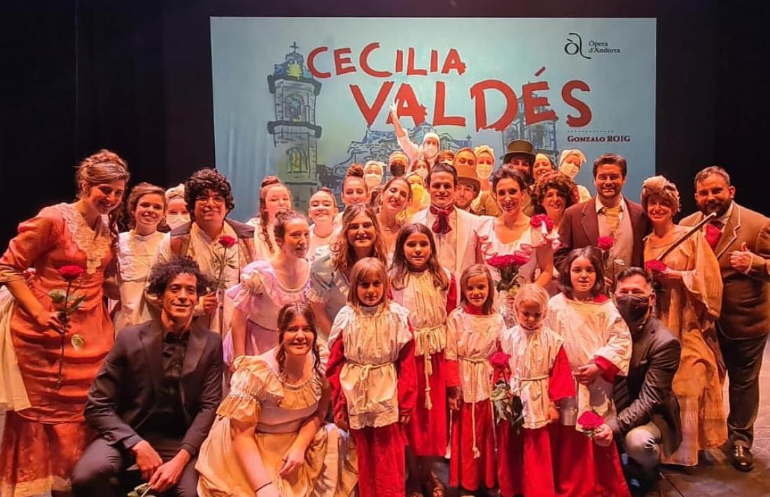 Cors, solistes i equip artístic de la sarsuela posen al final de la funció de diumenge al Claror.
