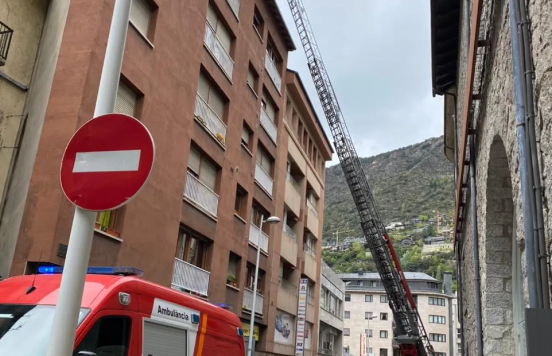 Un moment de l'actuació dels bombers, aquesta tarda.