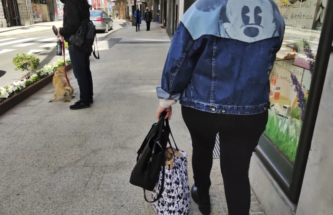 El propietari d’un gos recull la femta de l’animal.