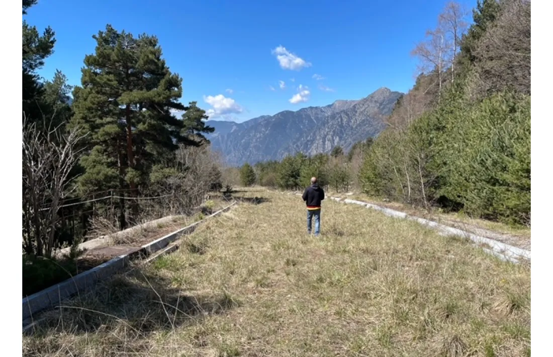 El comissari, Pere Moles, inspecciona l’espai Xirro on tindrà lloc el concurs Kapla.