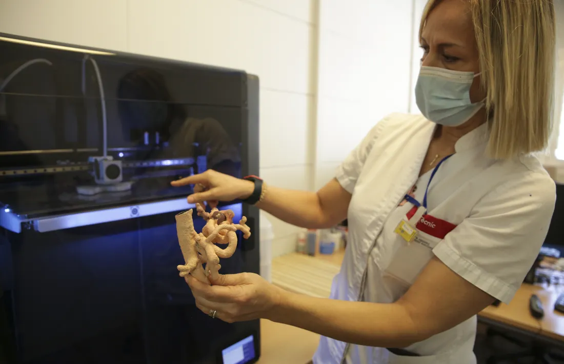 La impressora 3D en funcionament a les instal·lacions del SAAS.