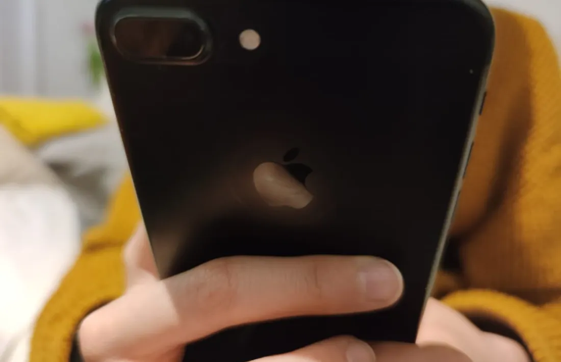 Una persona utilitzant un mòbil d'Apple.