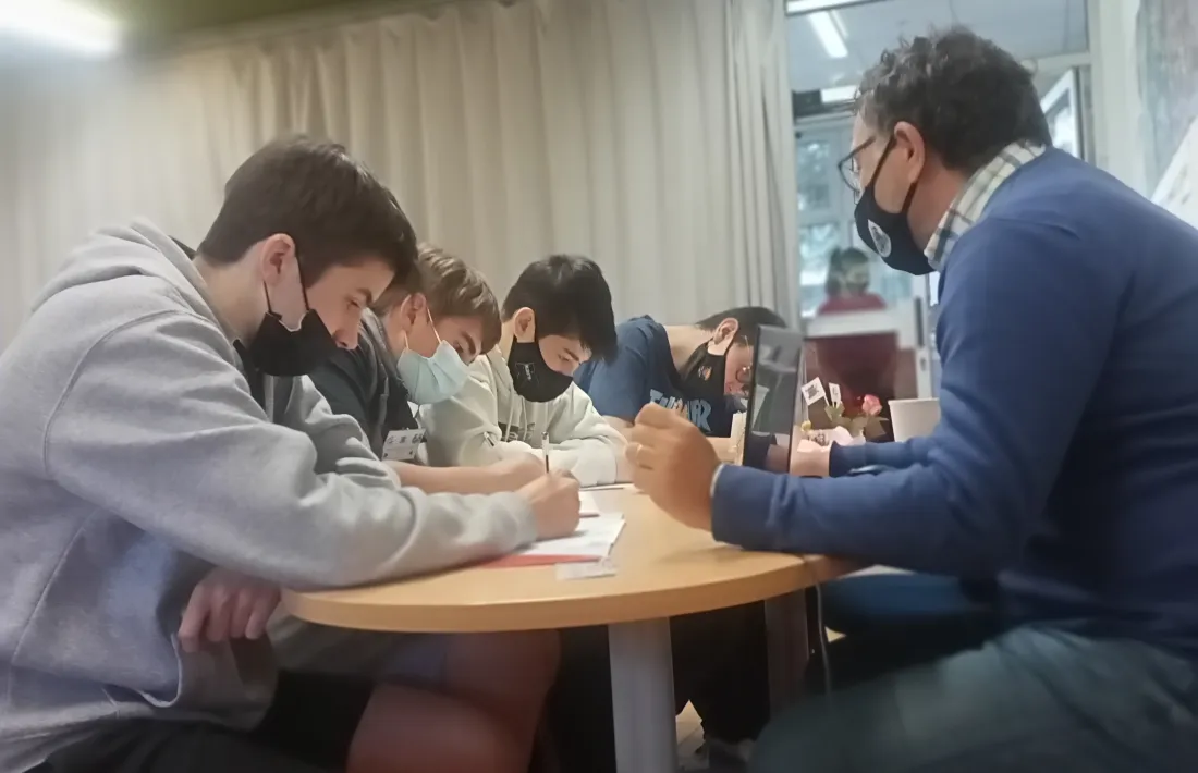 El periodista Bru Noya atén els alumnes de troisième que es van interessar ahir per la professió periodística.