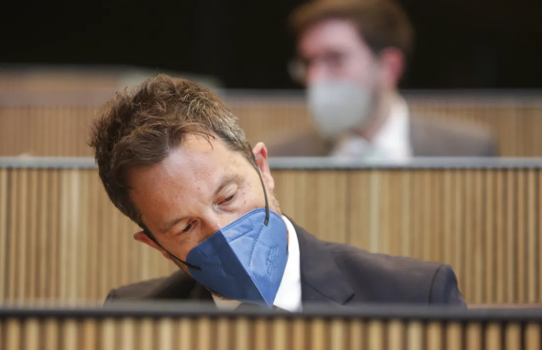 El president del grup parlamentari socialdemòcrata, Pere López, durant la maratoniana sessió parlamentària d’ahir.