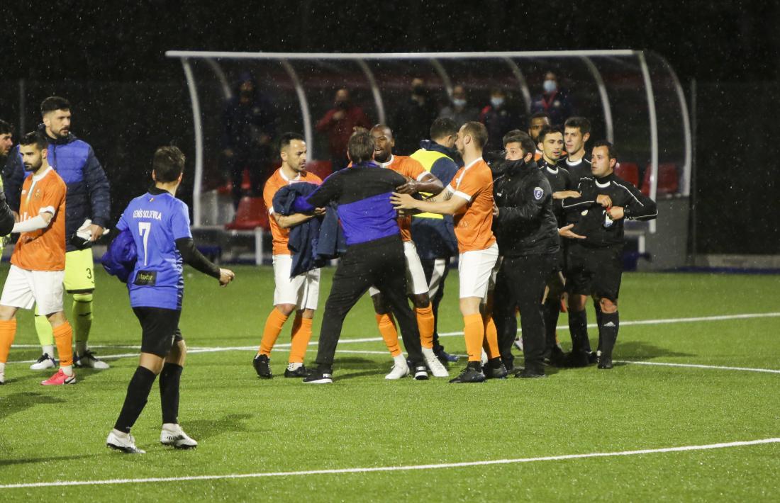 Fernando Ochoaizpur va anar a increpar la tripleta arbitral i va ser separat per membres dels cossos de seguretat i també per ‘Bacari’. Foto: Facundo Santana
