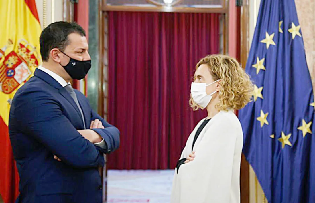 El ministre de Presidència, Economia i Empresa, Jordi Gallardo, amb la presidenta del Congrés dels Diputats, Meritxell Batet.