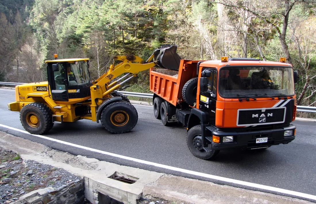 Operaris del COEX duent a terme tasques de neteja.