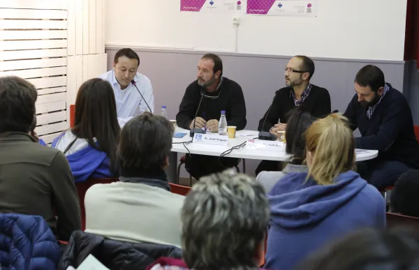 p._03_joves_debat_politic_pij_encamp_bondia