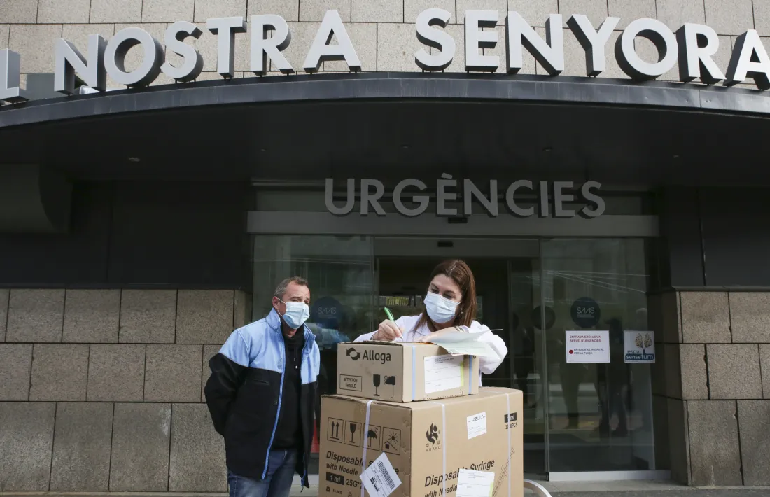 La cap del Servei de Farmàcia, Elvira Gea, rebent una remesa de vacunes.